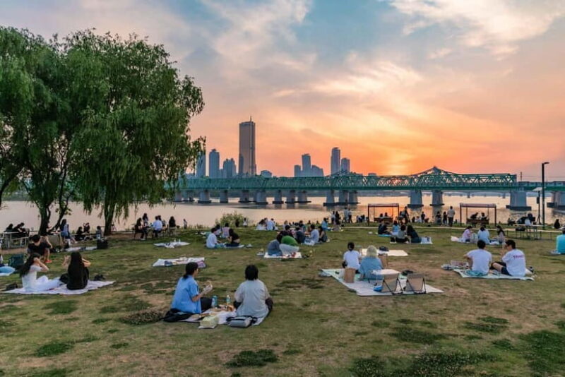 Seoul: Han River Sunset Bike Tour with Rainbow Fountain Show - Exploring Nodeul Island: Hidden Peace in the City