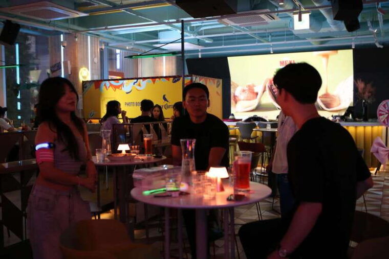 seoul-itaewon-premium-pub-crawl-with-limitless-drinks
