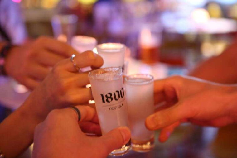seoul-itaewon-premium-pub-crawl-with-limitless-drinks