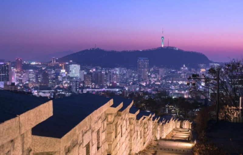 seoul-nighttime-tour-of-palace-market-naksan-park-more