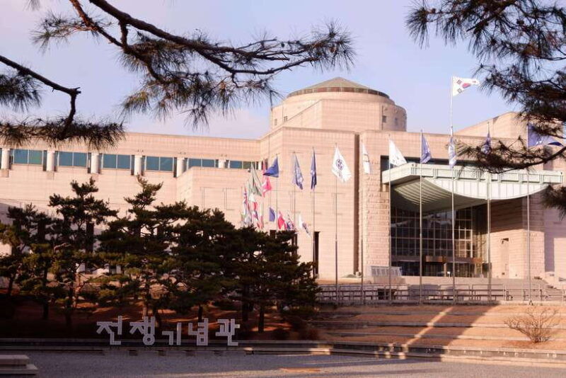 seoul-the-war-museum-jogyesa-and-tapgol-park-tour