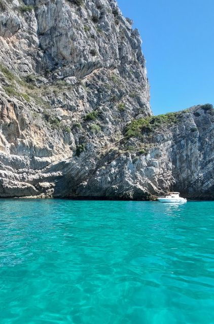 sesimbra-secret-bays-and-beaches-boat-tour-with-snorkeling