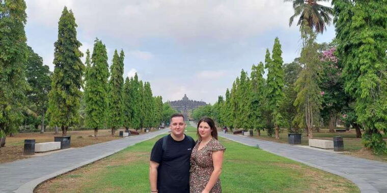 setumbu-sunrise-borobudur-and-prambanan-with-lunch-option