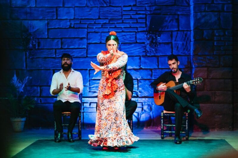 seville-baraka-sala-flamenca-show-with-drink-in-triana