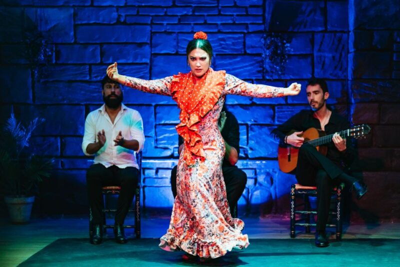 seville-baraka-sala-flamenca-show-with-drink-in-triana