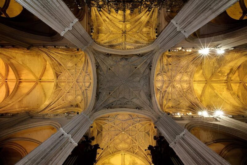 seville-cathedral-of-seville-guided-night-tour-light-show