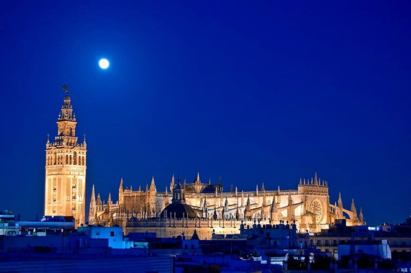 seville-cathedral-of-seville-guided-night-tour-light-show
