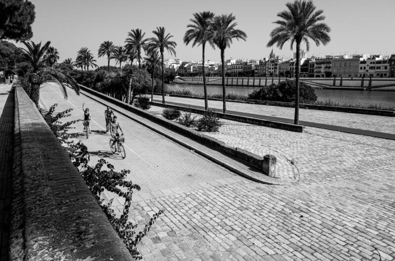 seville-city-sightseeing-and-local-culture-bike-tour