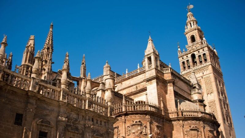 seville-guided-tour-with-cathedral-giralda-entrance