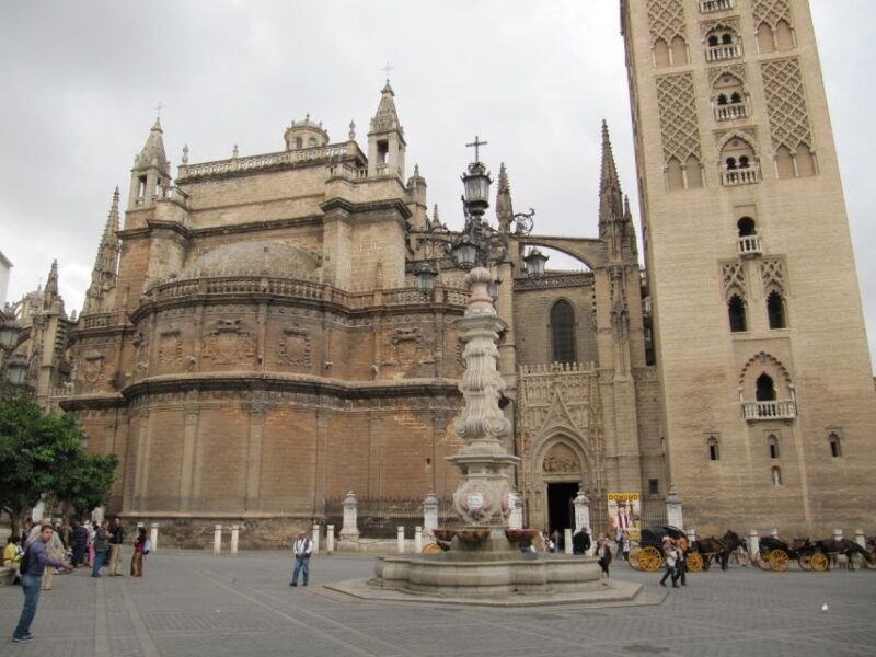 seville-guided-tour-with-cathedral-giralda-entrance