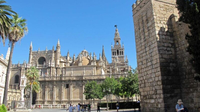 seville-guided-tour-with-cathedral-giralda-entrance