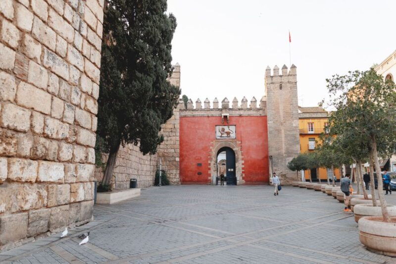 seville-guided-walking-tour-with-alcazar-cathedral-access