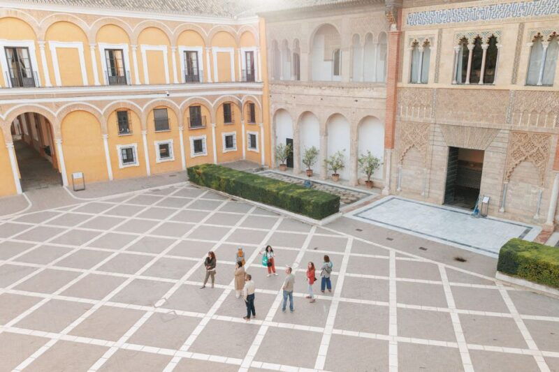 seville-guided-walking-tour-with-alcazar-cathedral-access