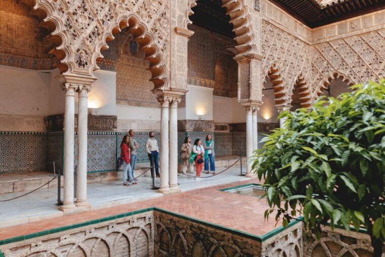 seville-guided-walking-tour-with-alcazar-cathedral-access