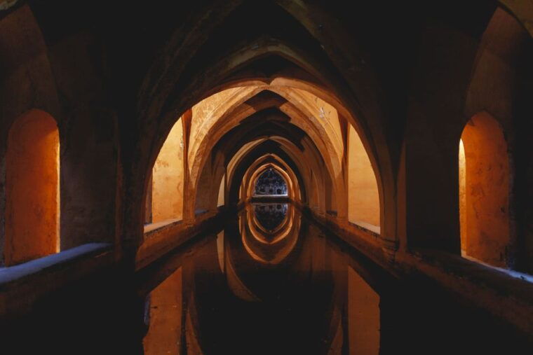 seville-guided-walking-tour-with-alcazar-cathedral-access