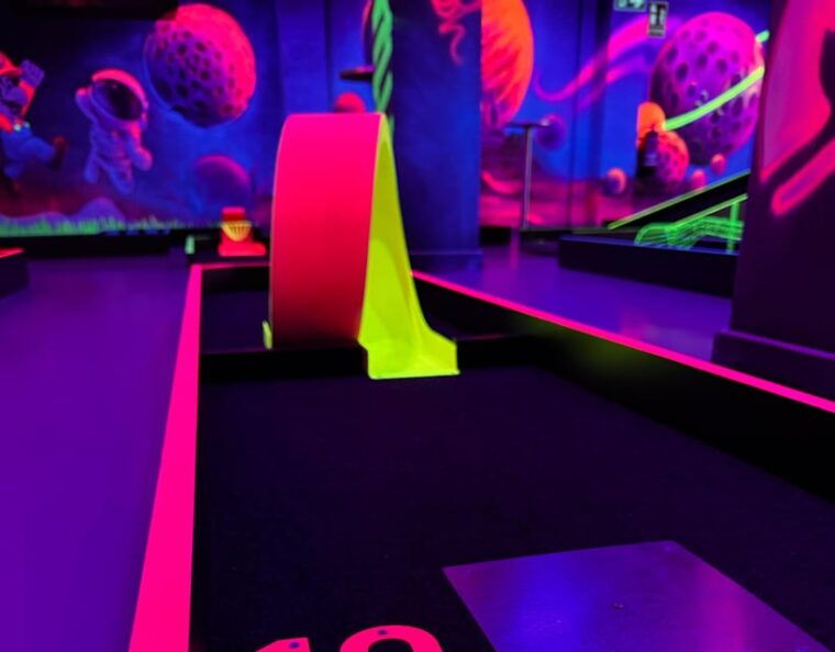 seville-indoor-uv-18-hole-minigolf-experience