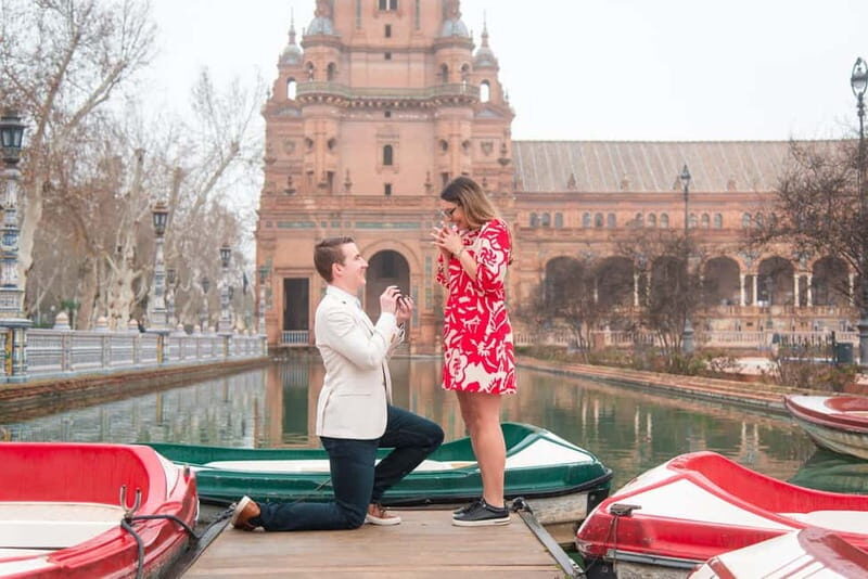 Seville: Photo session for a special moment. - Key Points