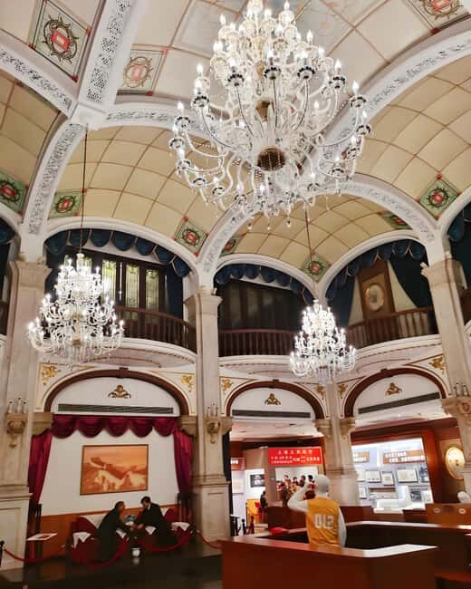 Shanghai: Bund and Astor House Hotel Walking Tour - Key Points