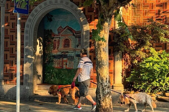 Shanghai Old Town Citywalk with a Discovery Challenge - Key Points