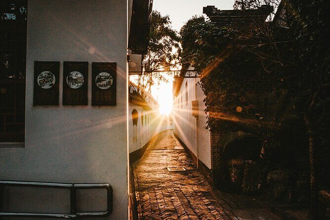 Shanghai: Zhujiajiao Water Town tour with Hanfu Photos - The Itinerary in Detail