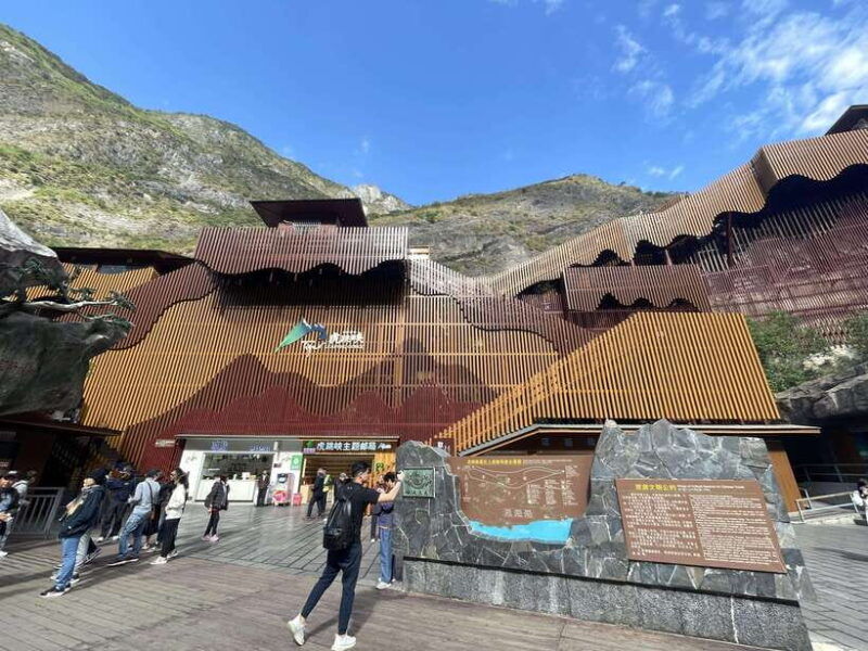shangri-las-tiger-leaping-gorge-a-canyon-adventure