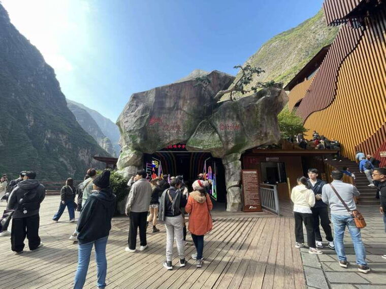 shangri-las-tiger-leaping-gorge-a-canyon-adventure