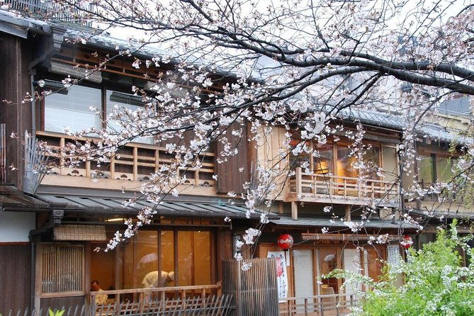 shared-arrival-transfer-osaka-itami-airport-to-kyoto-city