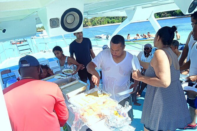 shared-party-boat-cruise-snorkel-in-wonderful-time-in-paradise