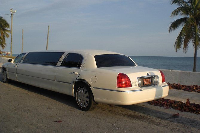 shared-round-trip-limousine-transfer-to-the-port-lucaya-market