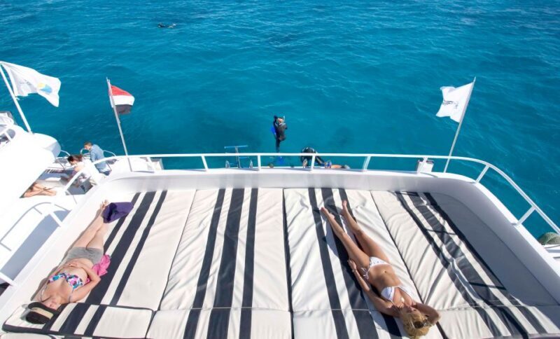 Sharm El-Sheikh: Luxury Ras Mohammed & White Island Cruise - Food and Beverage Experience