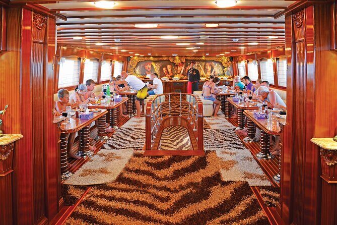 Sharm: Pirates Sailing Boat Ras Mohammed & White island and Lunch - The Food and Service