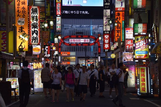 shinjuku-izakaya-and-golden-gai-bar-hopping-tour