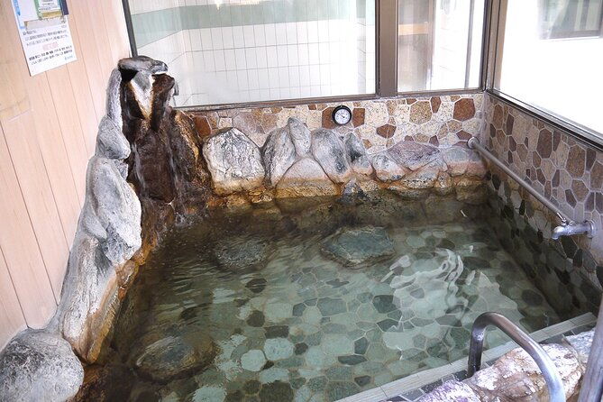 shinjuku-kabukichou-local-areas-exploring-tour-in-bar-or-hot-bath