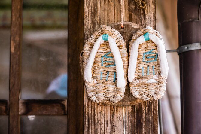 shirakawago-day-trip-government-licensed-guide-vehicle-from-takayama