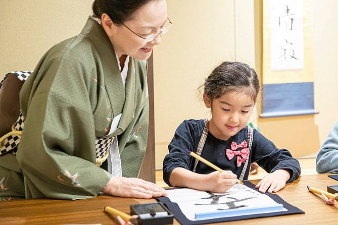 shodo-experience-calligraphy-at-tokyo-maikoya