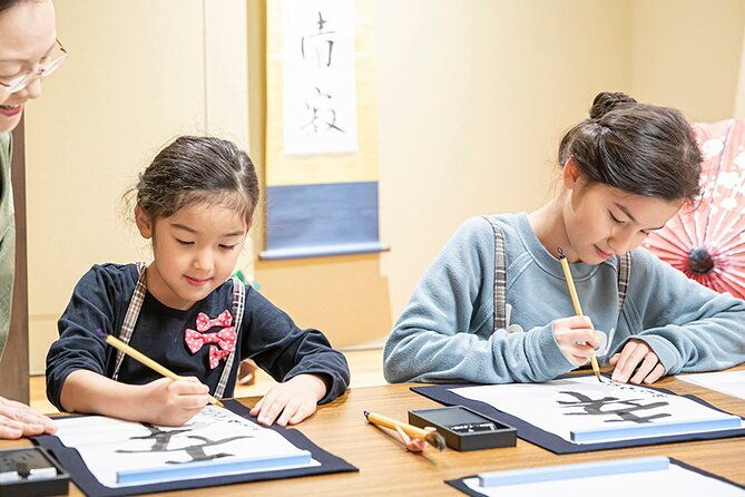 shodo-experience-calligraphy-at-tokyo-maikoya