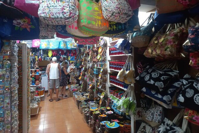 shopping-or-souvenirs-in-bavaro-plaza