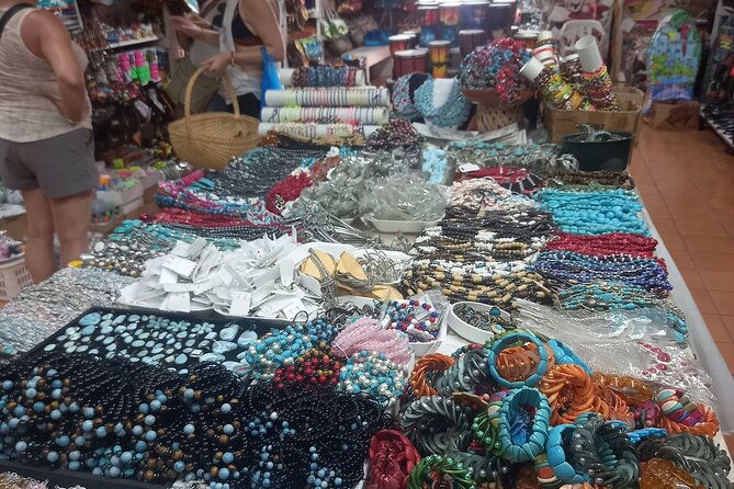 shopping-or-souvenirs-in-bavaro-plaza