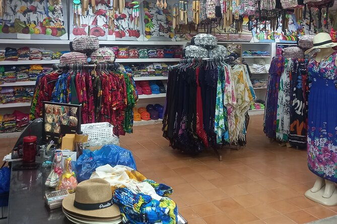 shopping-or-souvenirs-in-bavaro-plaza