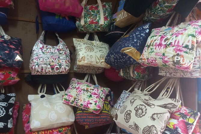 shopping-or-souvenirs-in-bavaro-plaza