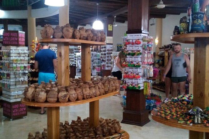 shopping-tour-in-don-lucas-cigar-factory-rum-tasting-cocoa-factory-souvenirs