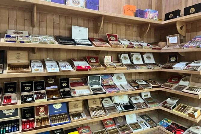 shopping-tour-punta-cana-larimar-chocolate-cigar-factory-souvenir