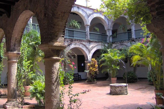 shore-city-tour-in-the-walled-city-and-bay-with-shopping