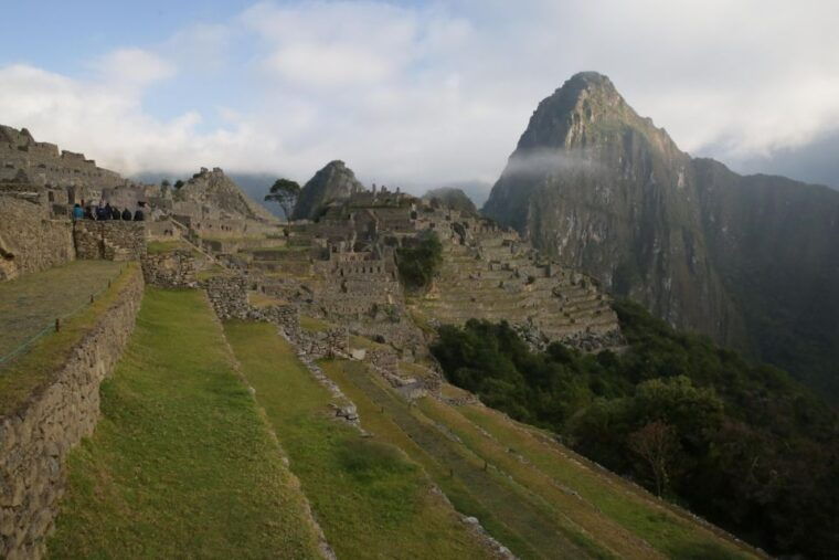 short-inca-trail-trek-to-machupicchu-premium-tour