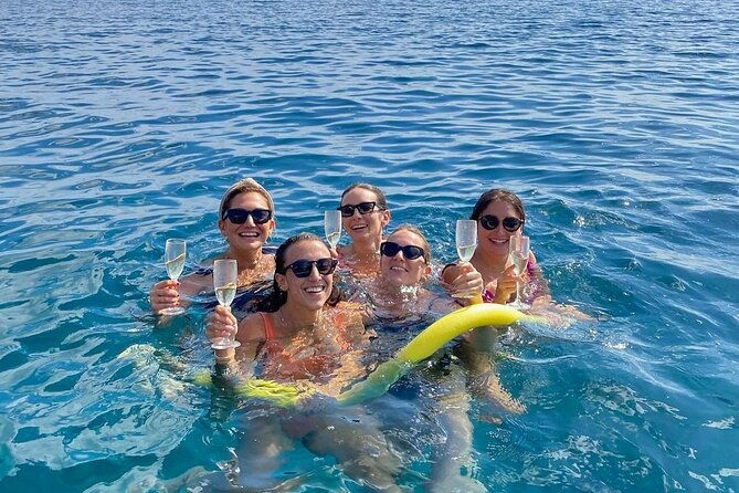 sicilian-wine-tasting-on-the-boat-in-taormina-2