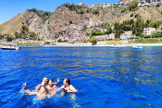 sicilian-wine-tasting-on-the-boat-in-taormina-2