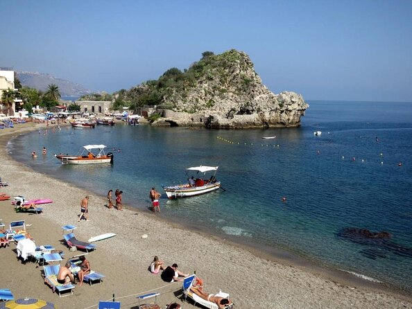 sicilian-wine-tasting-on-the-boat-in-taormina