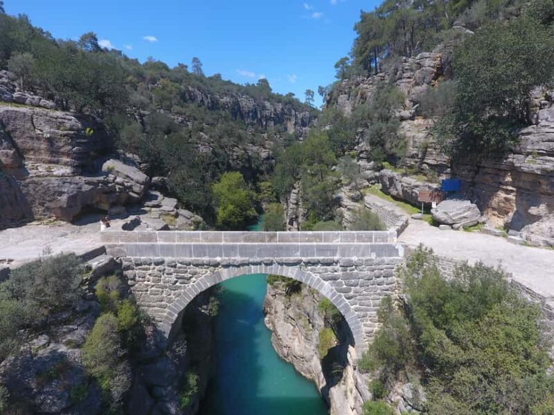 Side: Adler and Eagle Canyon Day Trip with Lunch - Riverside Lunch: A Taste of Local Flavors