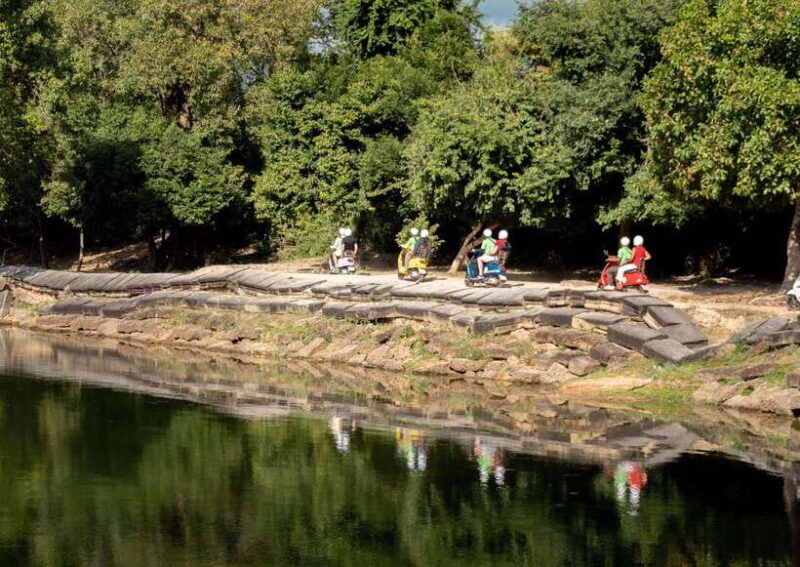siem-reap-angkor-twilight-boat-vespa-adventure