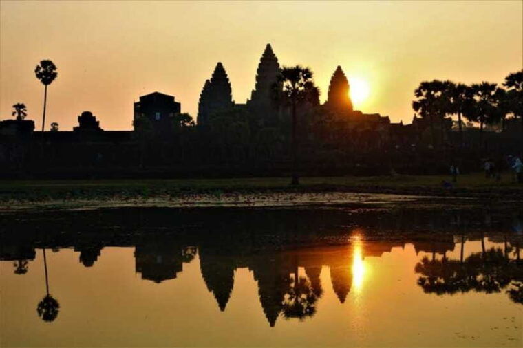 siem-reap-angkor-wat-sunrise-small-group-temple-tour